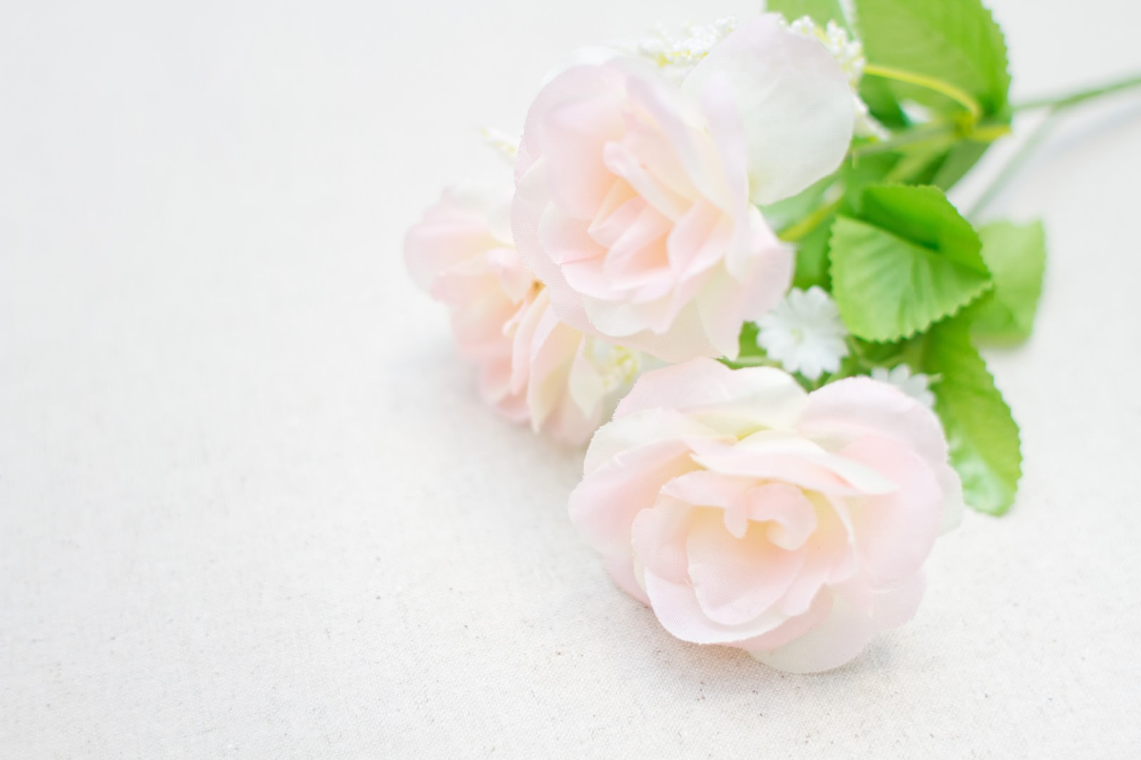 白いバラの造花のアップ