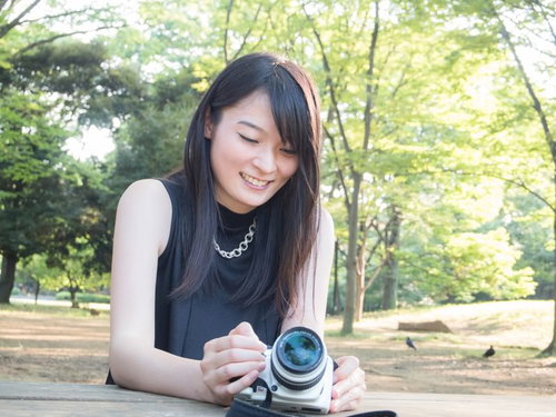一眼レフカメラをはじめたら公園で撮影する女子カメ