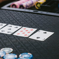 ポーカーゲーム（トランプ）を楽しむ人たちのテーブルの写真