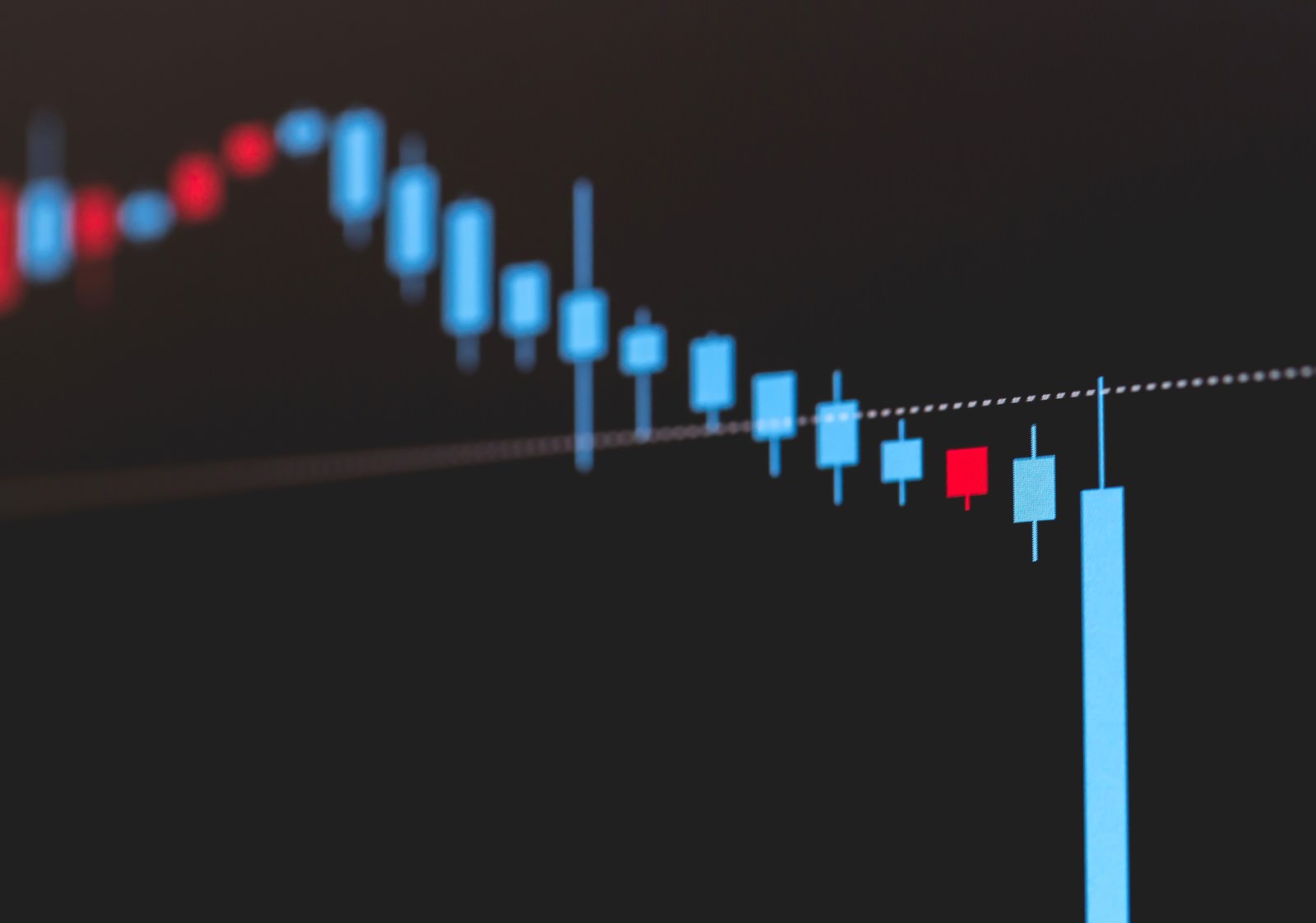 赤と青のローソク足で表現された株価下落チャート
