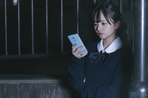 スマホを操作して浮気調査をする女子高生探偵