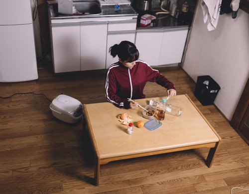 錆びついたアパートのドアと鍵