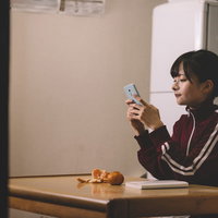 スマホでセール品を調べる唯一の楽しみ、節約生活の現実の写真