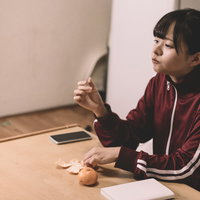 部屋着がジャージの貧乏女子が余り物の玉ねぎを食べるの写真