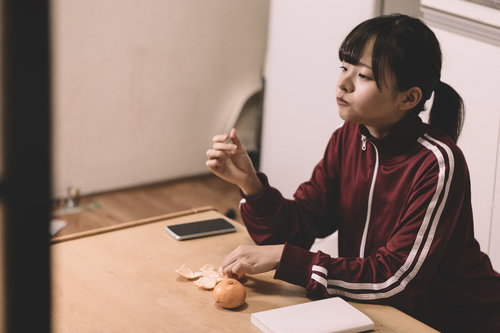 部屋着がジャージの貧乏女子が余り物の玉ねぎを食べる
