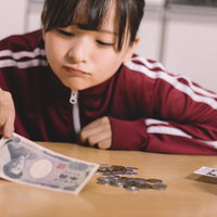 金欠に苦しむ貧困女子が家計を管理する様子の写真
