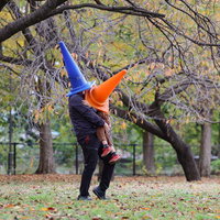 三角コーンを被った誘拐犯が子供を抱っこしているように見える遊びの写真