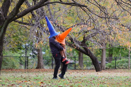 三角コーンを被った誘拐犯が子供を抱っこしているように見える遊び