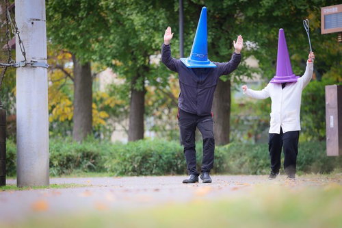 布団たたきで追い回される三角コーン