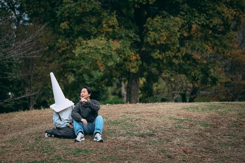 憧れの男性と恋に落ちる白い三角コーン