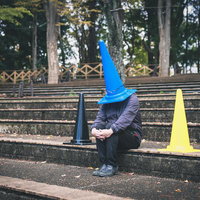 ひとりきりになってしまった三角コーンマンの哀愁の写真