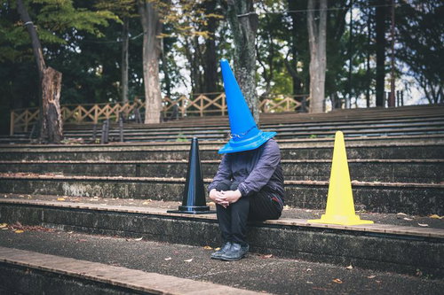 ひとりきりになってしまった三角コーンマンの哀愁