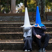 恋人ができて幸せそうな三角コーン（33歳）の写真