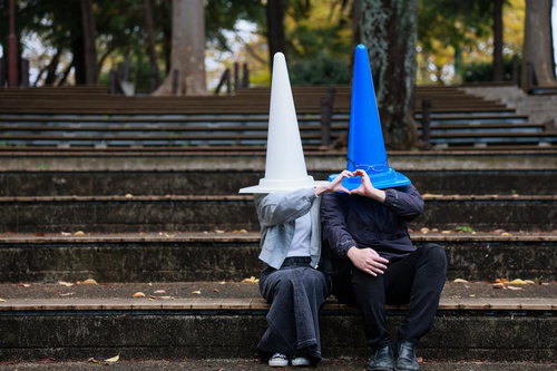 恋人ができて幸せそうな三角コーン（33歳）