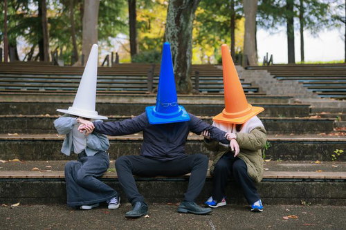 二人の女性からひっぱられる三角コーン（33歳男性）