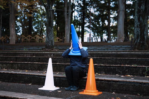 二兎を追うものは一兎も得ず、公園で頭を抱える三角コーンマン