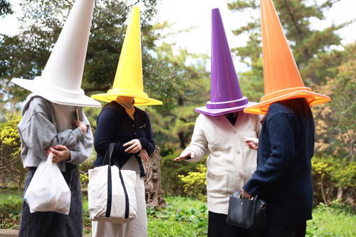 道路で井戸端会議してる三角コーンママ