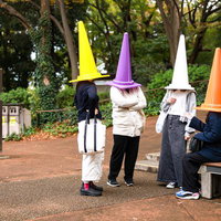 公園で数時間くらい井戸端会議する三角コーン主婦の方々の写真