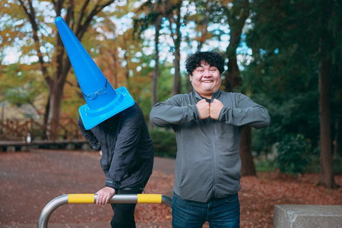 拳で抵抗5秒前 with 三角コーンマン