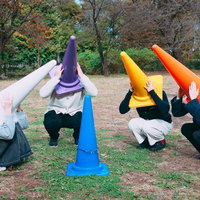 三角コーンブルーの新しい旅立ちに頭を抱える三角コーン女子の写真