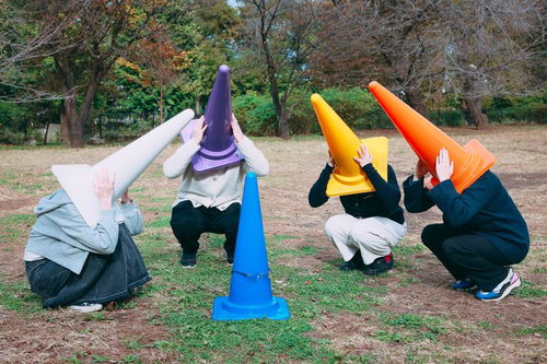 三角コーンブルーの新しい旅立ちに頭を抱える三角コーン女子