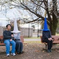 公園のベンチで三角コーンマンとイチャイチャする元カノの写真