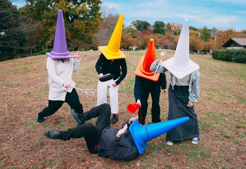 三角コーン女子にフルボッコにされる三角コーンマン