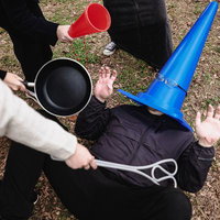 民間人に捕まる三角コーンを被った不審者の写真