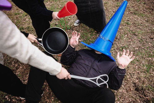 民間人に捕まる三角コーンを被った不審者