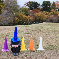 もう残るは僕ひとり・・・カラーコーンに囲まれた一人ぼっちの写真