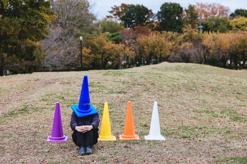 もう残るは僕ひとり・・・カラーコーンに囲まれた一人ぼっち