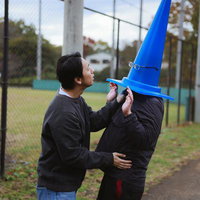 因縁つけられて胸ぐらを掴まれる三角コーンマンの写真