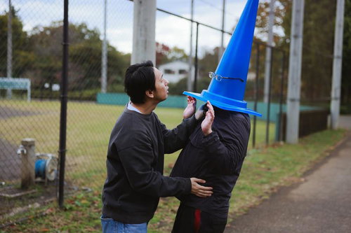 因縁つけられて胸ぐらを掴まれる三角コーンマン