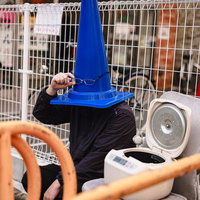 ごみと一緒に捨てられてしまう三角コーンマンの写真
