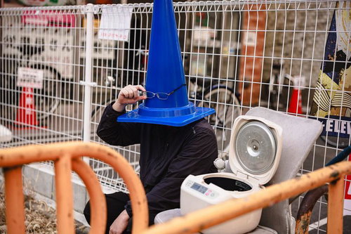 ごみと一緒に捨てられてしまう三角コーンマン