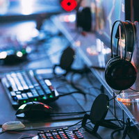 eスポーツ施設内のゲーミング環境の写真