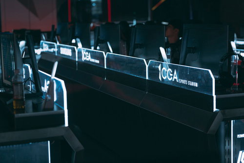 CGAのeスポーツ施設内に並ぶゲーミングPC