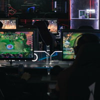 eスポーツ施設内でそれぞれのゲームをプレイする人たちの写真