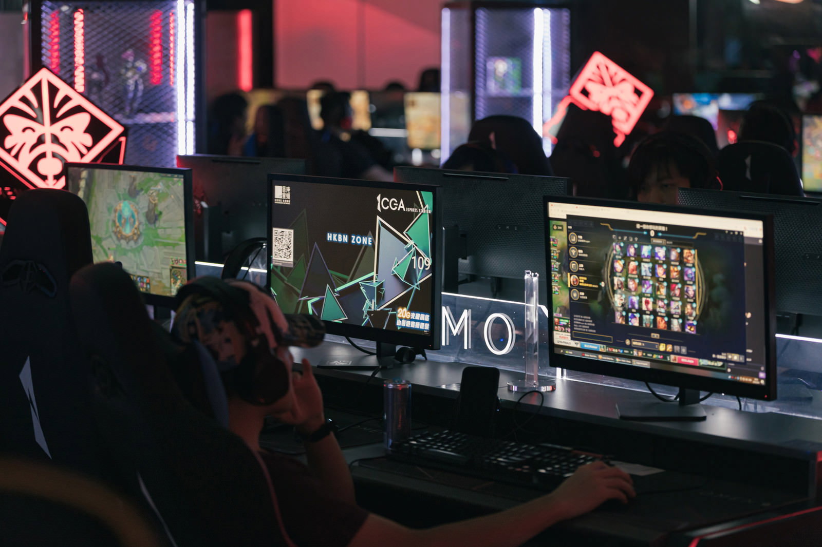 eスポーツ施設で複数のモニターを使用してPCゲームをプレイするゲーマー