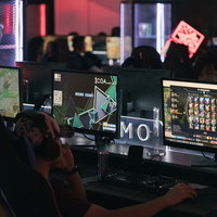 香港のeスポーツ施設CGAでPCゲームをするプレイヤーの写真