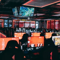 施設内いるだけでモチベーションがあがるeスポーツ施設「CGA」内の様子の写真