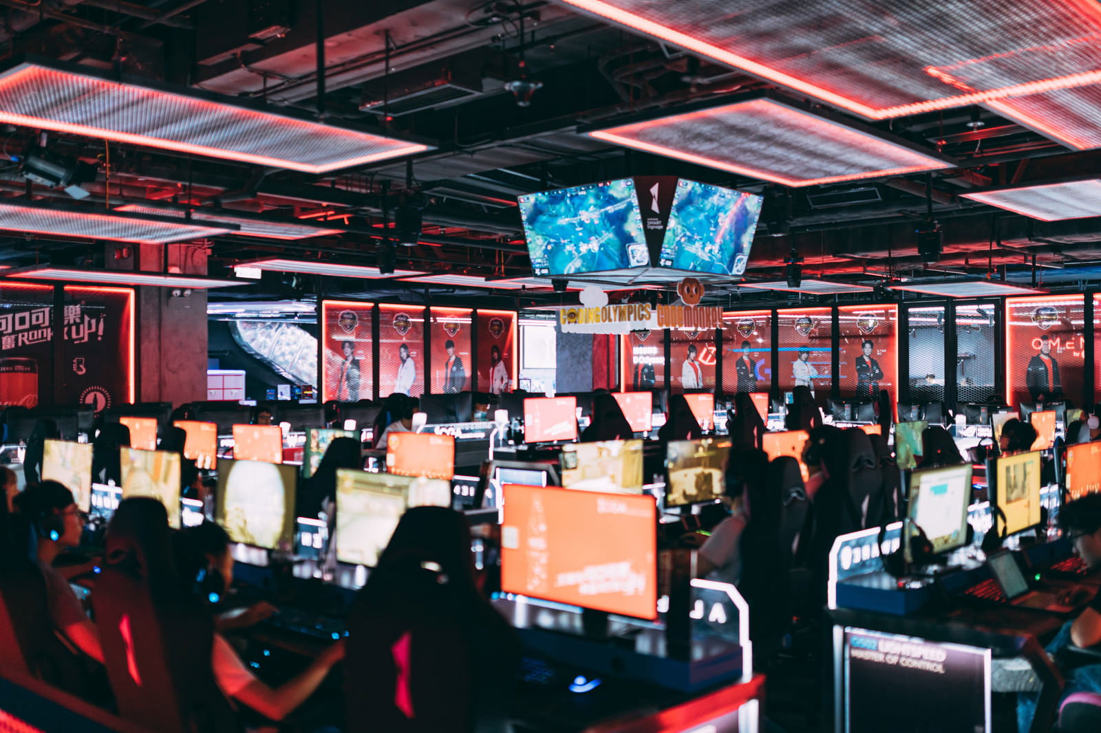 赤いライティングが印象的なeスポーツ施設CGAのゲーミングアリーナ