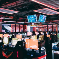 80人同時プレイが可能なeスポーツ施設「CGA」のゲーミングアリーナスペースの写真