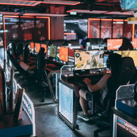 eスポーツ施設のハイスペックなゲーミングPCでプレイするゲーマーの方々の写真
