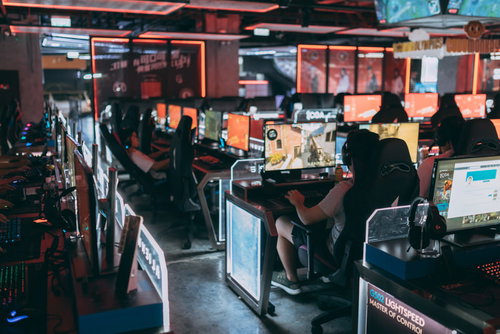 eスポーツ施設のハイスペックなゲーミングPCでプレイする複数のゲーマー