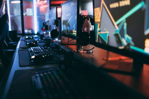 eスポーツ施設CGAに並んで置かれたゲーミングPCのモニターとキーボード