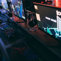 ゲーミング環境が整ったeスポーツ施設内のゲーミングPC操作席の写真