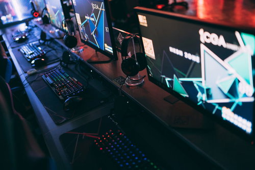 ゲーミング環境が整ったeスポーツ施設内のゲーミングPC操作席