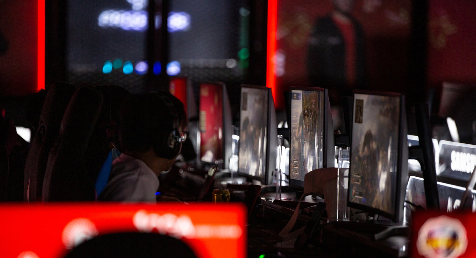 eスポーツ施設で対戦格闘ゲームをプレイする男女カップル