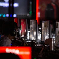 eスポーツ施設で対戦格闘ゲームに夢中な男女カップルの写真